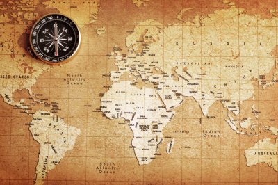 Fotobehang Wereldkaart met kompas bovenaan