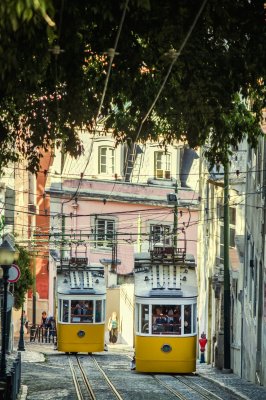 Fotobehang Uitzicht op de beroemde lift van vintage elektrische tram van Gloria, gevestigd in Lissabon, Portugal.