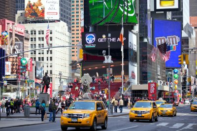 Fotobehang NEW YORK CITY -APR 30 Times Square, met Theaters Broadway en geanimeerde LED tekenen, is een symbool van New York City en de Verenigde Staten, 30 april 2012 in Manhattan, New York Verenigde Staten