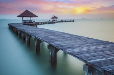 Fotobehang Brug over de kalme oceaan