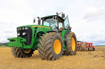 Fotobehang SALO, FINLAND - AUGUST 10  John Deere 8430 Agricultural Tractor and Vaderstad Cultivator displayed at the annual Puontin Peltopaivat Agricultural Show in Salo, Finland on August 10, 2013 