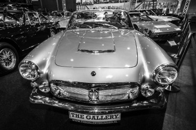 Fotobehang MAASTRICHT, NEDERLAND - 9 januari 2015: Sportwagen Maserati 3500 GT Spyder door Carrozzeria Vignale, 1962. Zwart en wit. International Exhibition InterClassics & Topmobiel 2015
