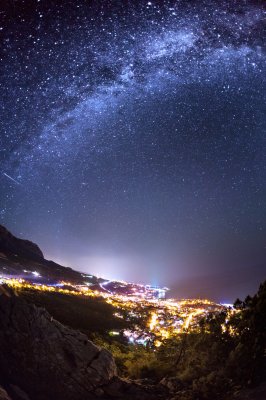 Fotobehang Melkweg boven de stad