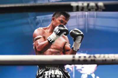 Fotobehang Een man die slaat tijdens een bokswedstrijd