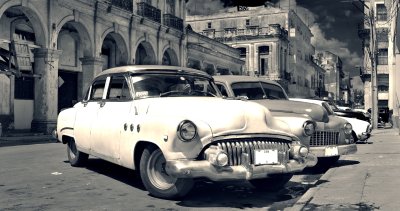 Fotobehang Panoramic view of shabby old havana street with vintage classic american cars