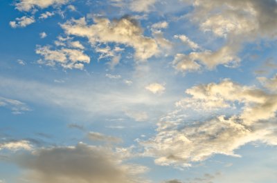 Fotobehang Vrouw tegen de achtergrond van een oranje lucht