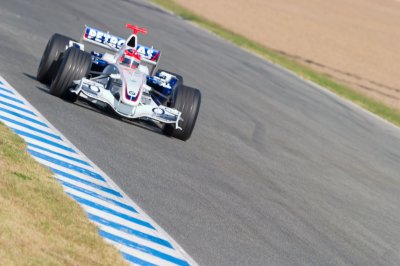 Fotobehang Racende auto op het formule 1 circuit