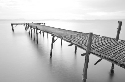Fotobehang Oude zwart-witte voetgangersbrug