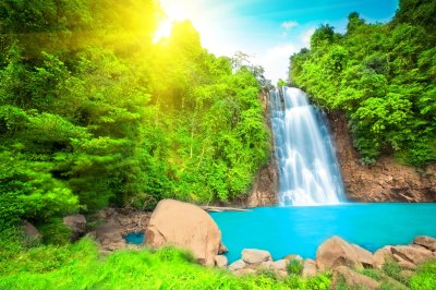 Fotobehang Zonnige waterval in de jungle
