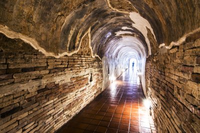 Fotobehang Oude tunnel in de voorsteden