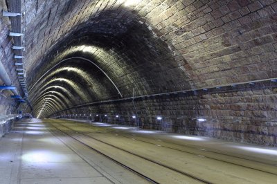 Fotobehang Sfeervolle spoorwegtunnel