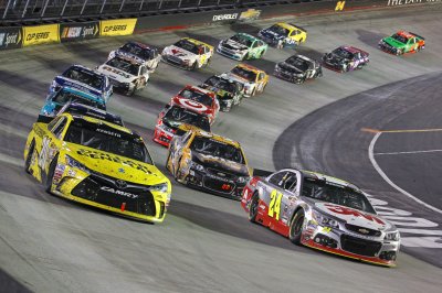 Fotobehang Bristol, TN - 19 april 2015: De NASCAR Sprint Cup Series teams nemen om het spoor voor de stad 500 Eten bij Bristol Motor Speedway in Bristol, TN.
