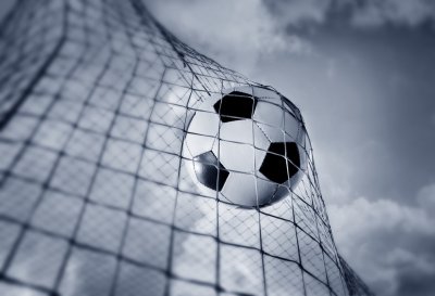 Fotobehang Bal in het net tegen de lucht