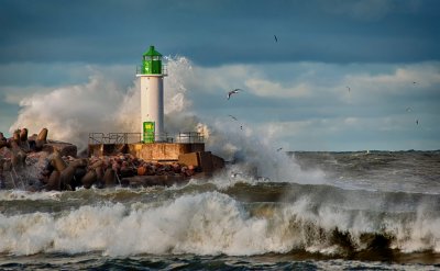Fotobehang Vuurtoren bij de zee met golven