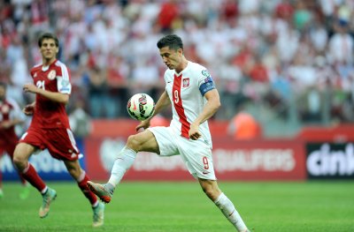 Fotobehang Robert Lewandowski trapt op de bal