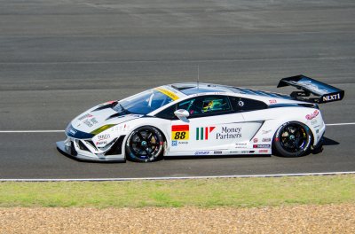 Fotobehang BURIRAM - 20 Juni: Chonsawat Asavahame en Tomas Enge met Lamborghini racewagen, GT300 QualiFlying, op het display van de 2015 Autobacs Super GT Series Race 3 op 20 juni 2015 Chang International Racing