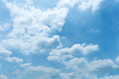 Fotobehang Lucht met witte wolkjes