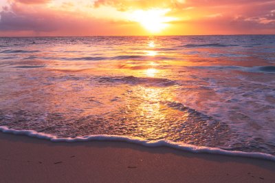 Fotobehang Zonsopgang bij de zee en de golven