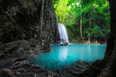 Fotobehang Waterval in het midden van de jungle