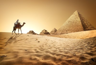 Fotobehang Egyptische woestijn en piramides