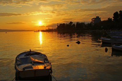 Fotobehang Zonsondergang en een boot