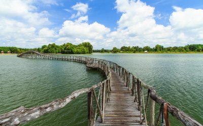 Fotobehang Brug buigt af naar links