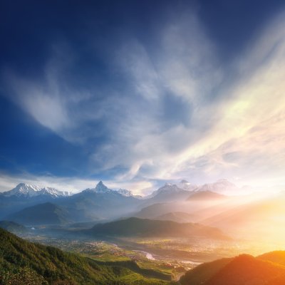 Fotobehang Zonsopgang boven een vallei van bergen
